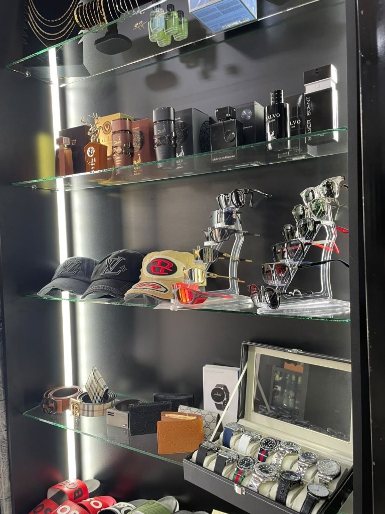 Vitrine de Acessórios, Juliet, Bonés New Era e Jóias